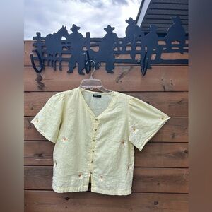 261. LMT.1985 Daisy Embroidered Blouse – Soft Yellow